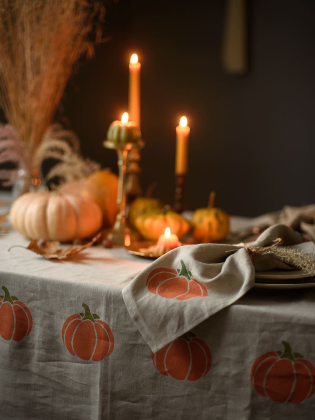 Linen tablecloth with pumpkins.