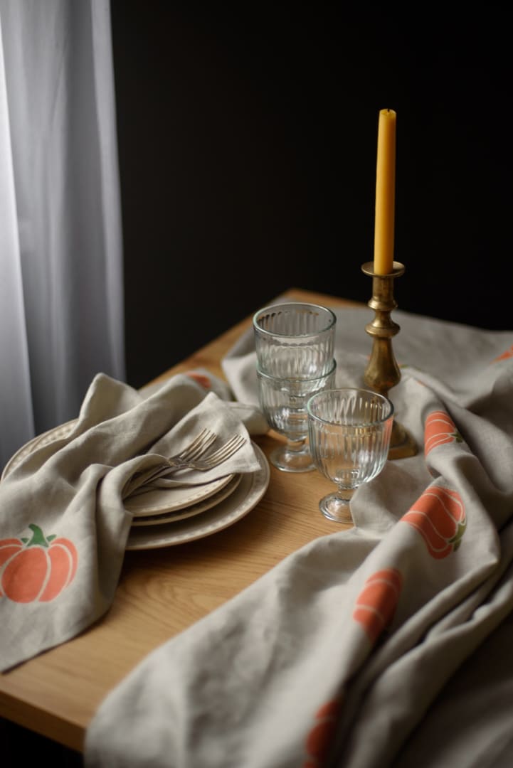 Linen tablecloth with pumpkins.